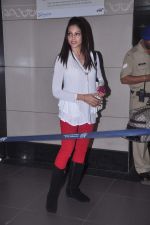  Bipasha Basu leave for IIFA at International Airport, Mumbai on 5th June 2012 (12).JPG